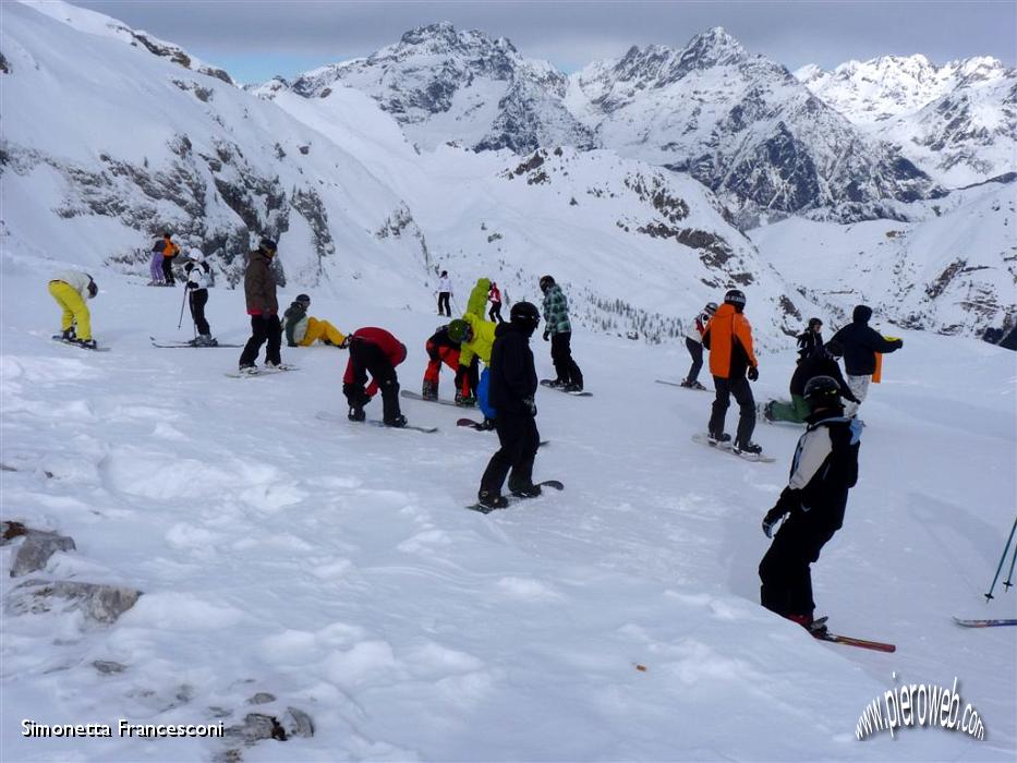 04 Su in cima moltissimi snowboard.JPG